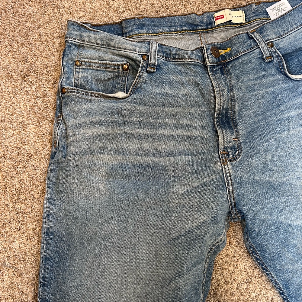Wrangler Slim Straight Medium Wash Jeans. 36 x 32. Classic denim. - Picture 2 of 14